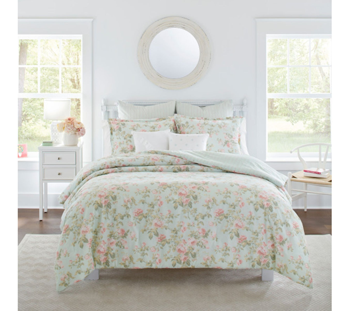 Laura Ashley Ma delynn Blue Kin g Comforter Sha m Bonus Set