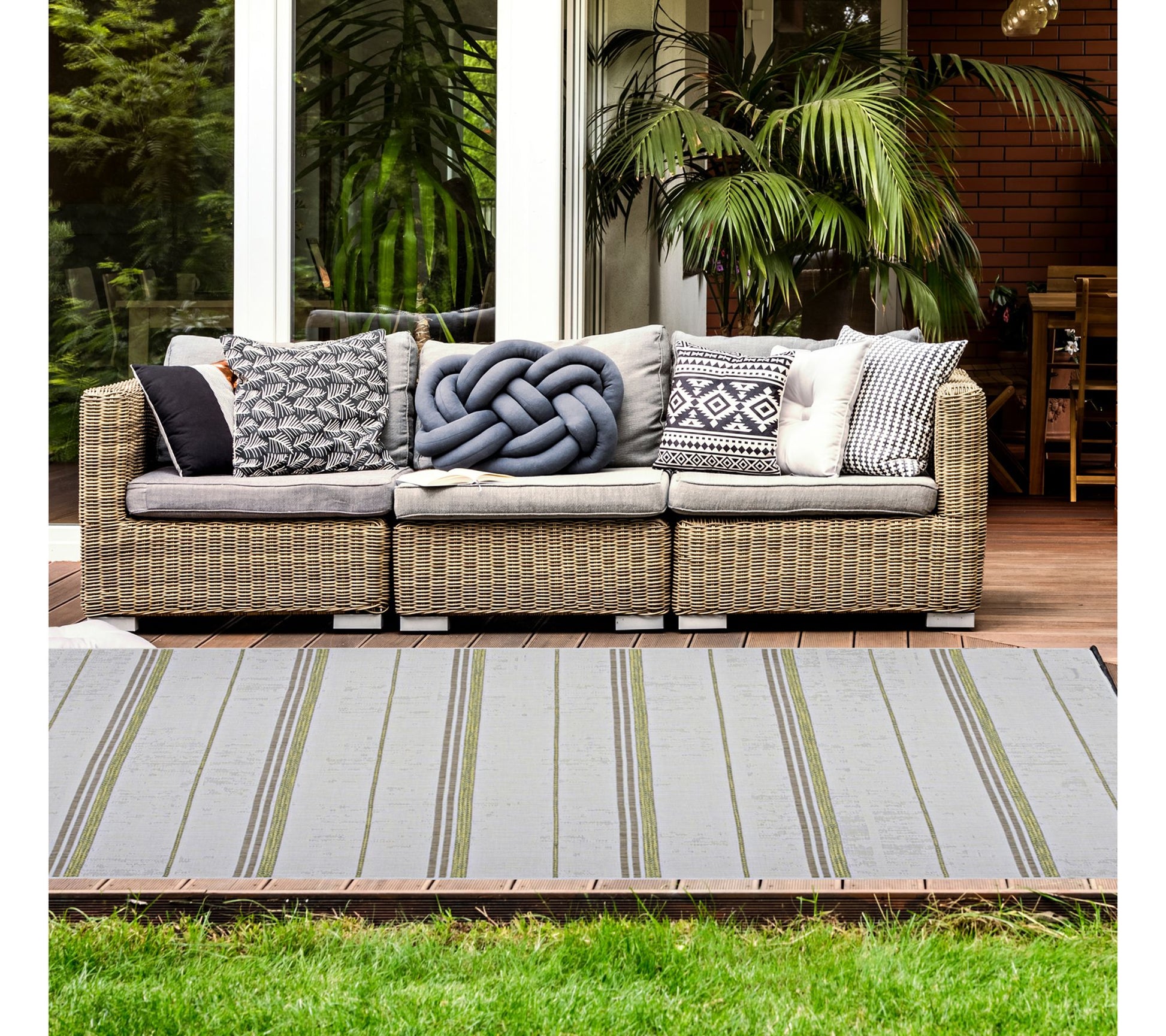 Linon Home Indoor Outdoor Myriad Area Patio Rug6'6" X 9'6"